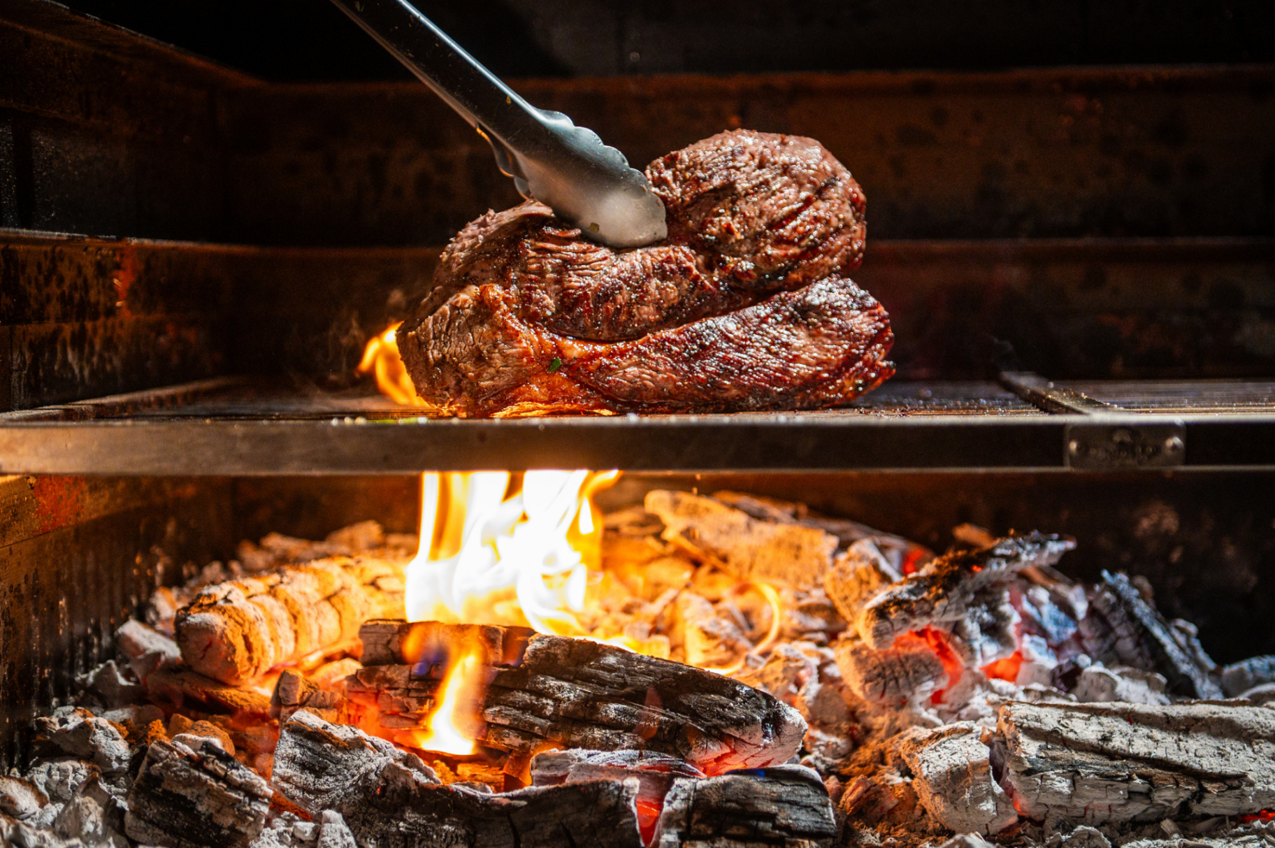 Steak über offener Glut beim ApexLounge Barbecue Abend
